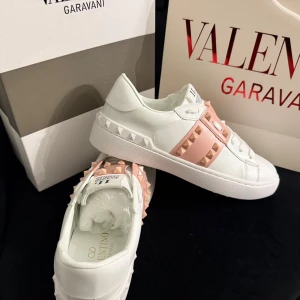 Valentino Rockstud - Snygga Valentino Rockstud. Säljer de pga. misslyckad födelsedagspresent till lillsyrran. Köptes begagnade från Miinto men i princip är de i nyskick. Vid frågor kom privat✌🏻🙏🏻