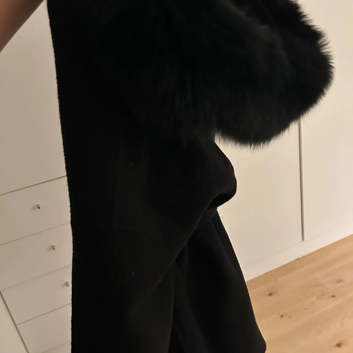 Svart kappa med fuskpäls och bälte - 1