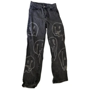 Jeans m tryck - Jean m tryck som e typ medium höga i midjan??? Bra skick, användna ett par ggr å har lite heel bite. 