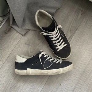 Phillipe Models - Marinblåa phillipe models i storlek 42. Tecken på användning men ändå gott skick. Box och dustbag medkommer. Bara skriva vid funderingar eller byten. Pris kan förhandlas