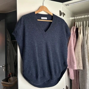 Blå stickad tshirt - Så fin mörkblå stickad tröja med vringning. Storlek M och är gjord på 100% ull. Jättebra skick❤️Märket är WERA och köpt på Åhléns för 599. Skriv gärna frågor eller köp direkt!