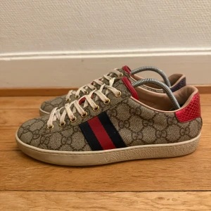 Gucci sneakers  - Säljer nu dessa fina Gucci skor | Fint skick | Storlek 37 | äkthetsintyg finns | Hör gärna av er vid frågor eller funderingar 