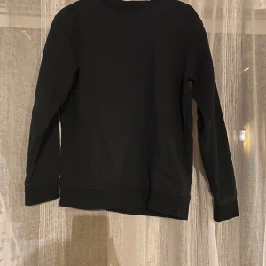 Svart hoodie  - Svart hoodie med tryck på baksidan praktiska gymnasiet, tänker att den kan användas som slit och släng hoodie.