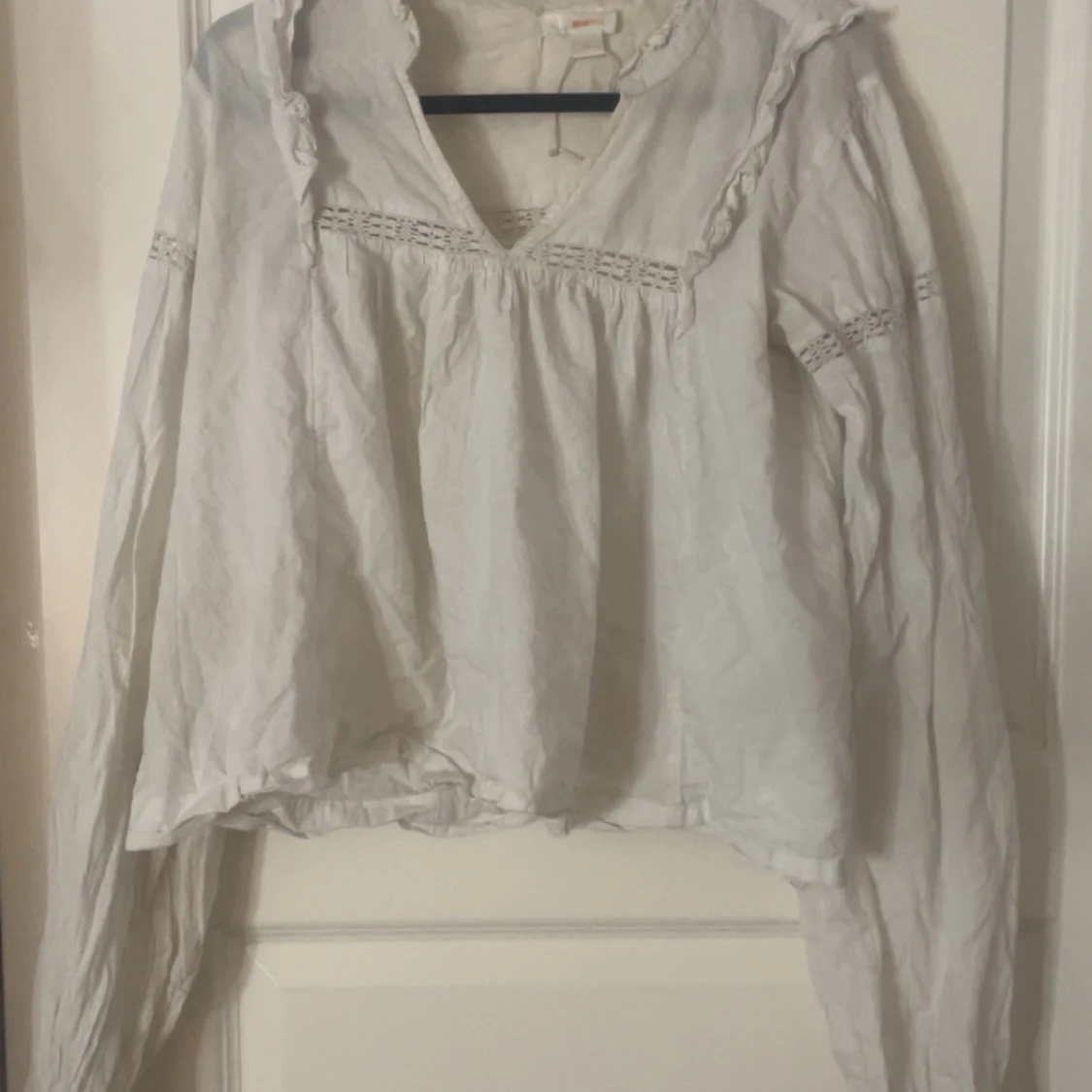 Vit blus med volang från Gina Tricot