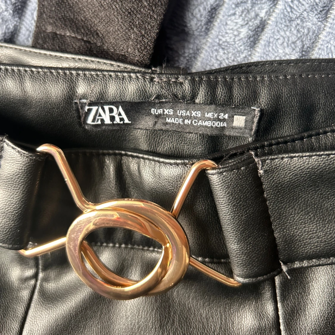 Svart skinnkjol och en body från Zara - 2