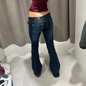 Levi's vintage lowwaist jeans - Bootcut Vintage Levis jeans från 2000-tal. Säljs inte längre! Väldigt lowwaist i modellen. Jättefina sömmar och detaljer på fickorna.skulle säga stl S/xs. I superskick då jag köpte från humana men inte använt dom. Jag på bilden är 171cm. Utsydda proffsigt gjort.