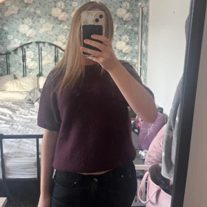 Vinröd stickad tröja med kort ärm - Säljer denna fina vinröda stickade tröjan med korta ärmar. Jättefin och skön nu till hösten. Den har använts fåtal gånger och är väldigt bra skick. Märket är Gina Tricot storlek 170 men passar mig som vanligtvis har xs-s❤️