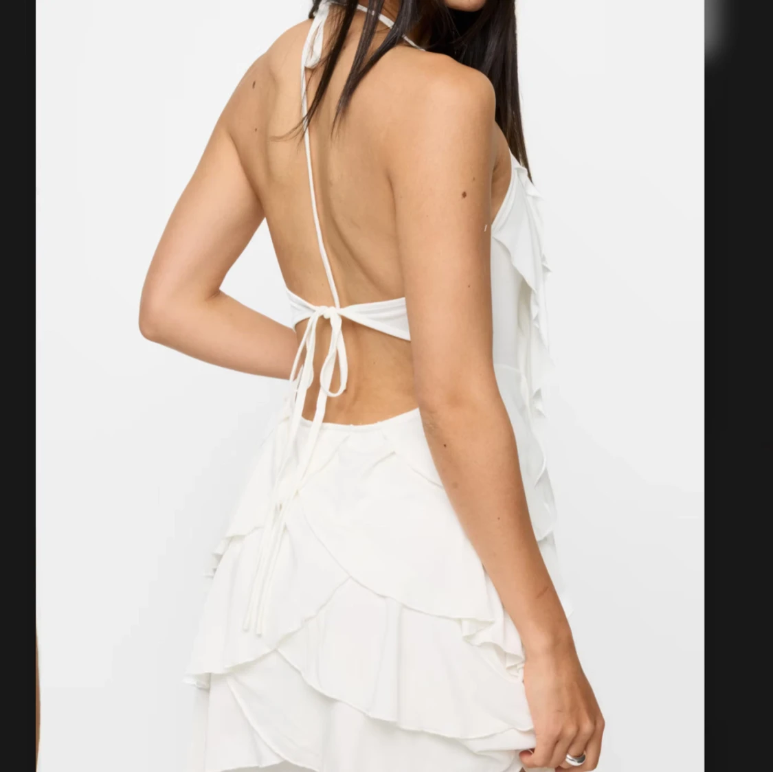 Vit klänning med öppen rygg från Bikbok - 1