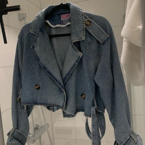 Croppad jeansjacka  - Säljer en croppad jeansjacka från Amisu som är helt ny och oanvänd. Jackan har bälte i midjan och detaljer vid ärmslut. Nypris över 500kr🌸