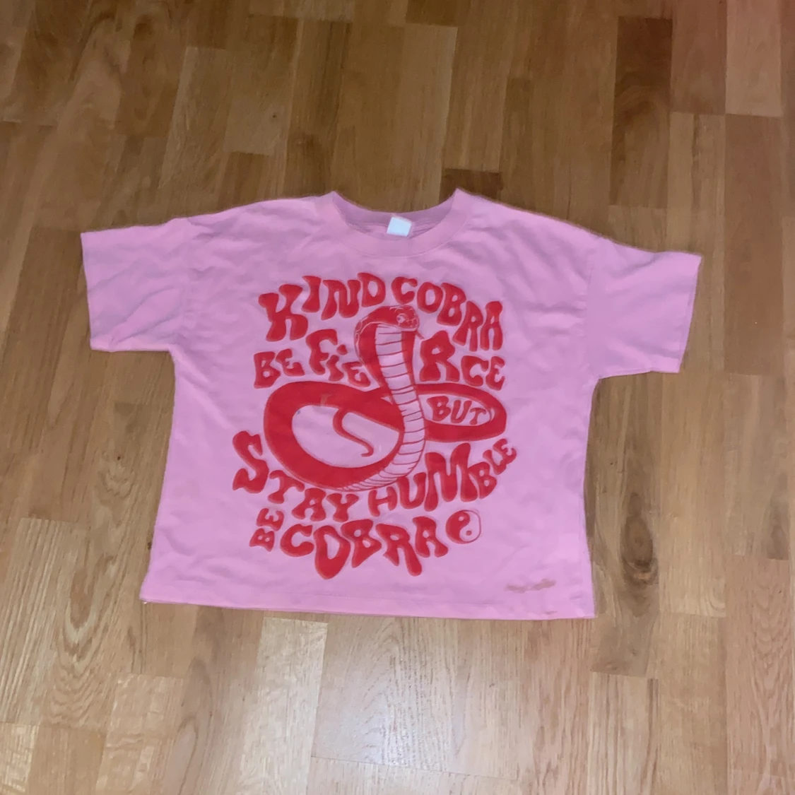 Rosa t-shirt med röd cobra-tryck Lindex