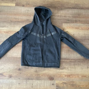 Svart Nike tech fleece  - Svart hoodie från Nike med hel dragkedja framtill och huva. 