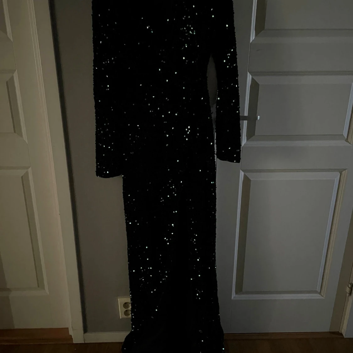 Grön glittrig långklänning med slits - 1