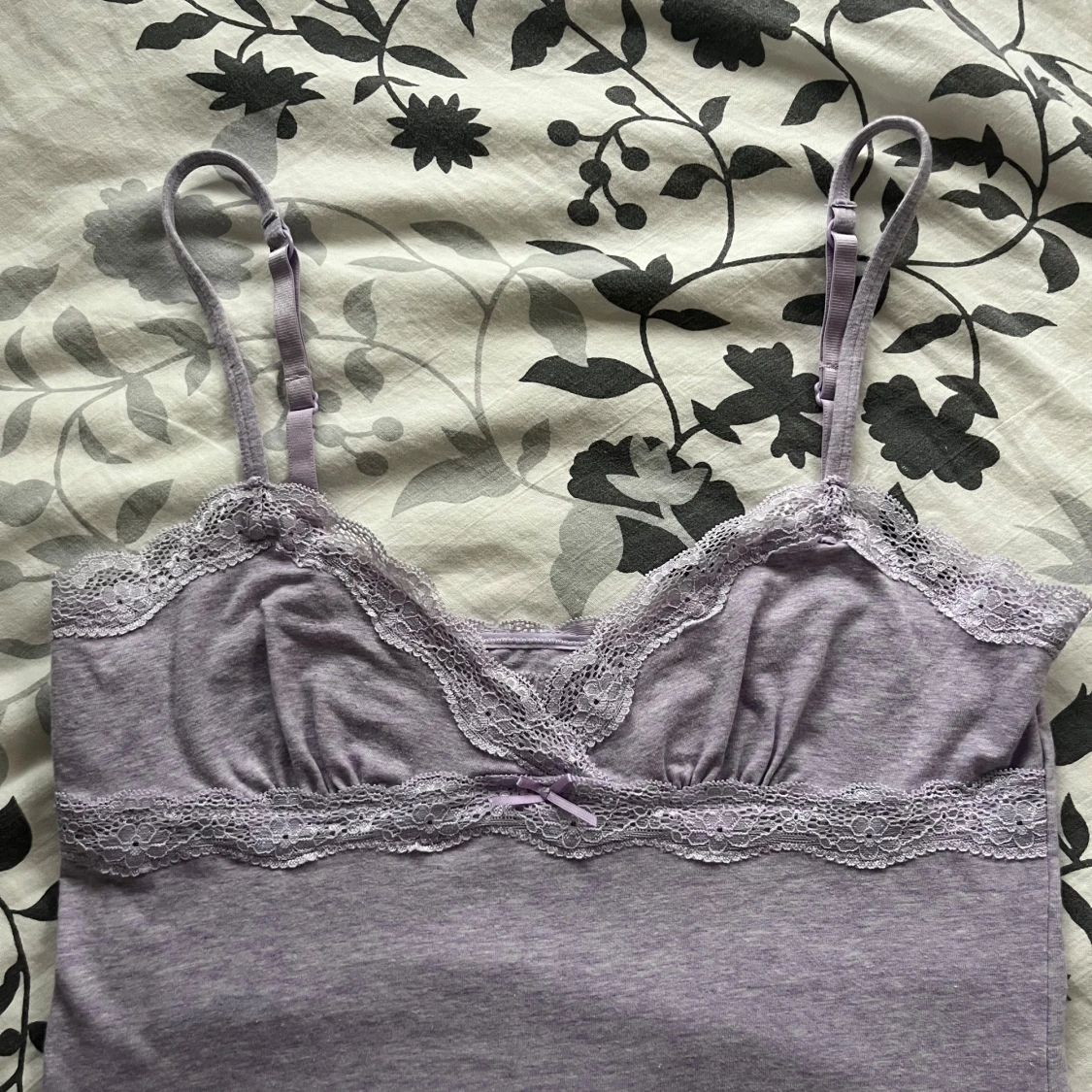 Supergulligt ljuslila linne med spets  - 1