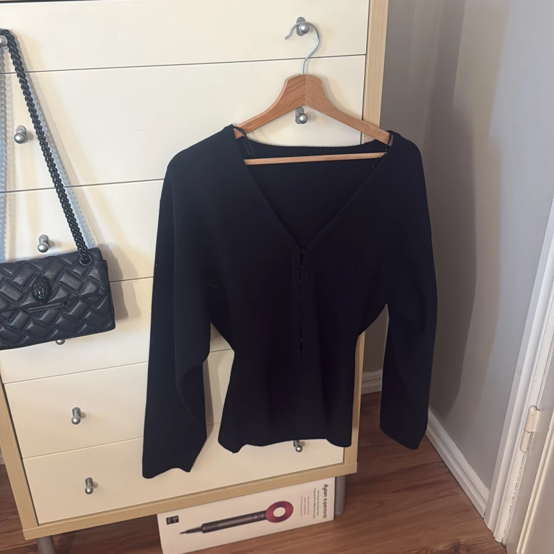 Svart långärmad topp med knappar - 1