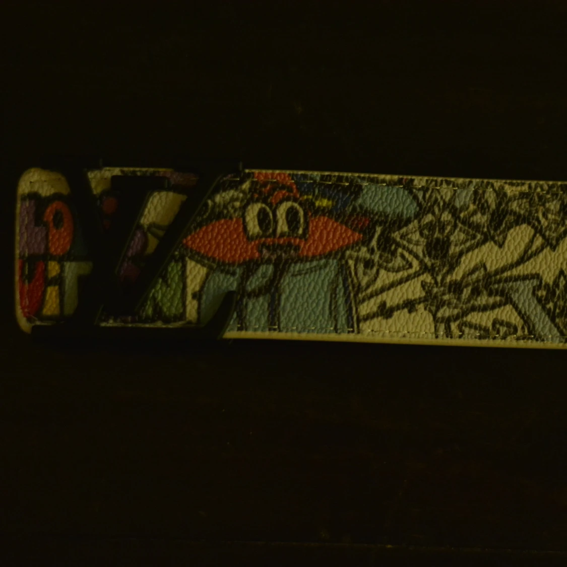 Louise Vuitton bälte med graffiti motiv - 1