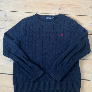 kabelstickad Ralph lauren sweater - Snygg kabelstickad tröja från Ralph lauren i fint skick. Hör av er vid frågor 