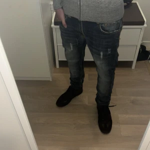 Selvege Nudie Jeans - Skit snygga Selvege jeans som har unika slitningar. Går inte att köpa nya därav priset. Inga defekter finns