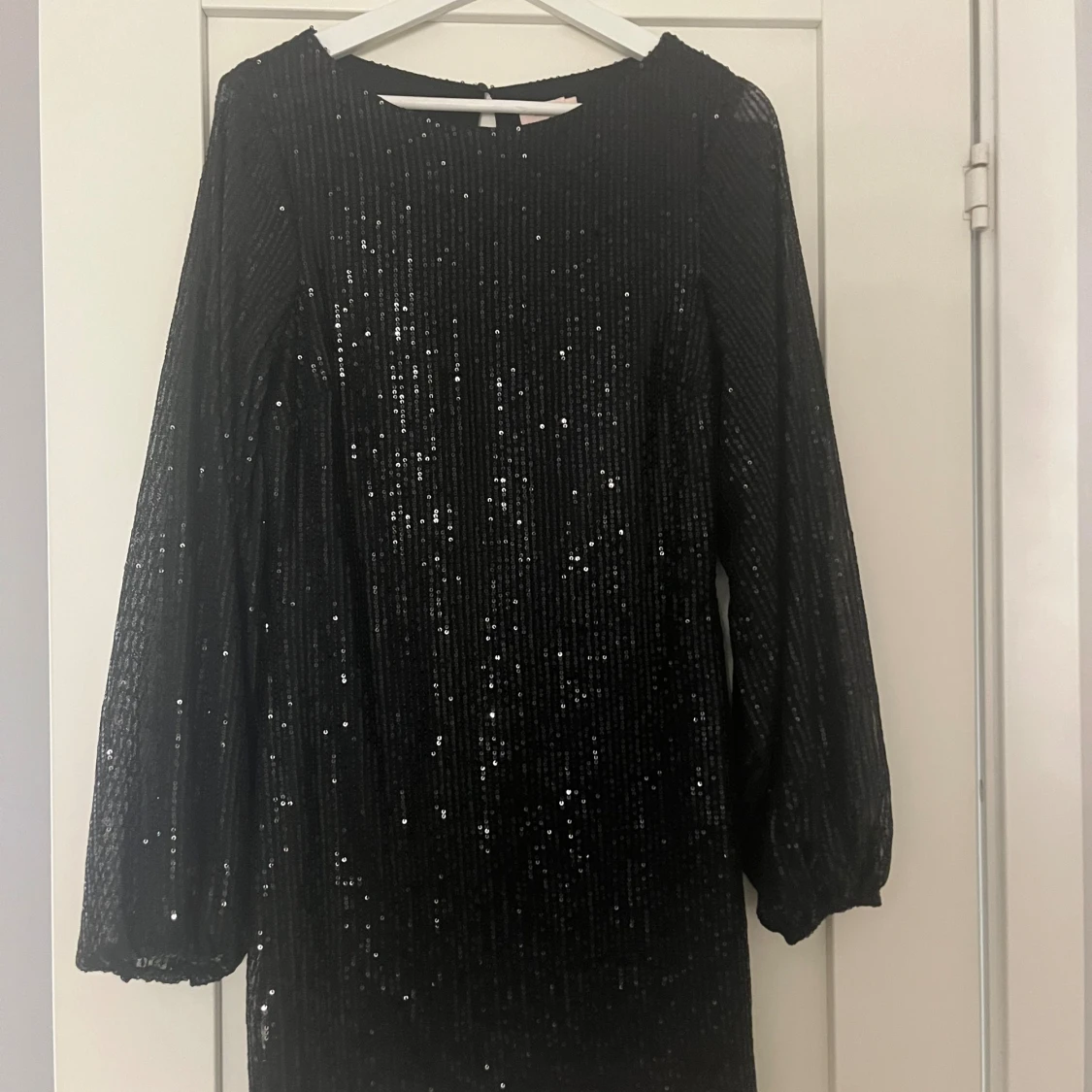 Svart glittrig kortklänning från Nelly - 2