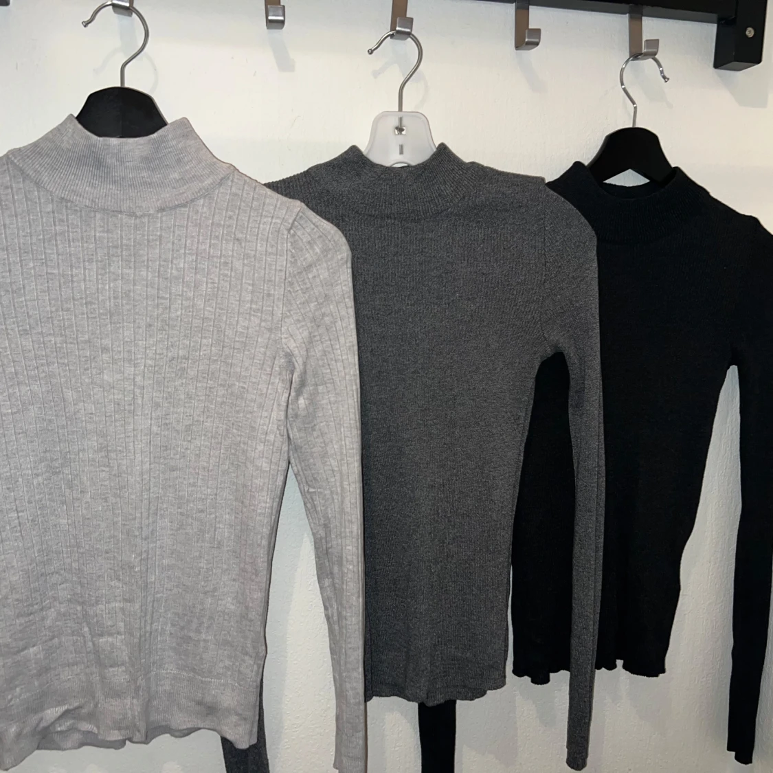 Tre polotröjor i neutrala färger
