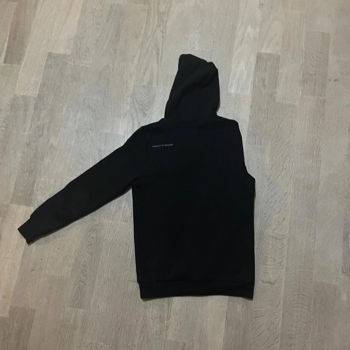 Svart hoodie från Mercier med patchar - 2