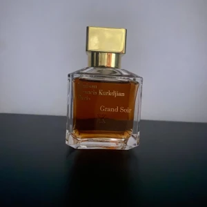 Maison Francis Kurkdjian Grand Soir - Säljer denna för jag inte tycker den passar mig, köpte den på NK för 2100 och har använt den 2 så nästan hela kvar därför säljer jag den för 2000kr. Finns med box och kan nog leta fram kvitto. 75ml