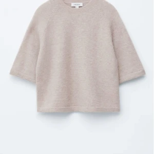 Beige stickad tröja från & Other Stories - Mysig beige stickad tröja från & Other Stories, bra skick och orginalpriset ligger på 800kr. Säljer pga att den inte kommer till användning längre, skriv om du vill ha flera bilder