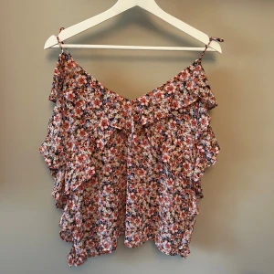 Blommig topp Zara  - Säljer denna supersnygga toppen från Zara som aldrig använts. Luftigt material och passar så bra under sommaren. Säljer pga ingen användning. Skriv för fler bilder ❤️