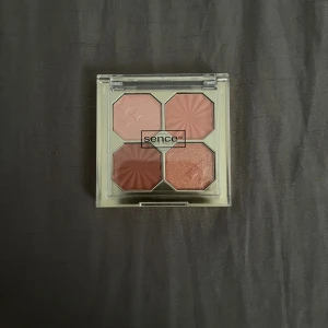 Ögonskugga  - Säljer då den inte kommer till användning. Den är oanvänd.