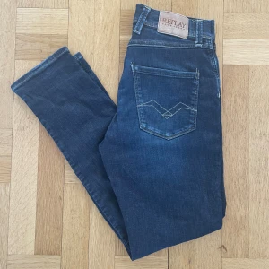 Blå slim jeans från Replay - Riktigt snygga slim fit jeans från Replay med slitningar. De är i mycket bra skick och är i storlek 150 eller 12A, tveka inte att höra av dig vid frågor eller liknande!🙂🙌