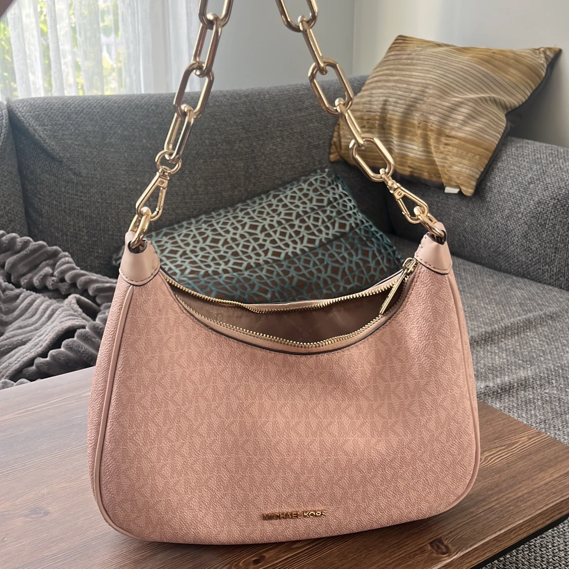 Rosa axelväska från Michael Kors