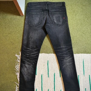 Svarta selvedge jeans jack and Jones (rdd)34/36 - Säljer ett par svarta selvedge jeans i 14,5 oz denim. Jeansen har klassisk femficksdesign, raka ben och snygga slitningar framtill och bak. Passformen är smal och de har en cool, tvättad look. Perfekta för dig som gillar stilrena och robusta jeans. Gratis reperationer i jack and Jones butiker överallt med lappen. Buda gärna och jag accepterar 