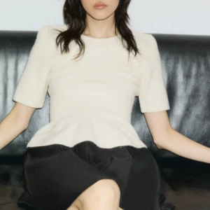 Stickad tröja - Säljer denna vit stickad peplum tröja fråm H&M💓 använd ungefär en gång men är helt som ny💓säljer den då den är för stor för mig💓