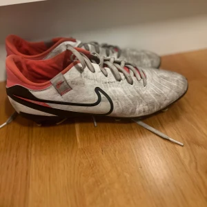 Nike tiempo legend 10 academy fg fotbollsskor - Ett par nike tiempo legend 10 academy fg. Storlek 41. Pris 300kr  Hör av er om ni har några funderingar!