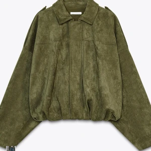 Zara mocka jacka - Säljer en sjukt snygg olivgrön bomberjacka i mocka med oversized passform. Jackan har bred krage, långa ärmar och en ball, puffig siluett. Perfekt för dig som gillar streetstyle och vill sticka ut med en unik look.