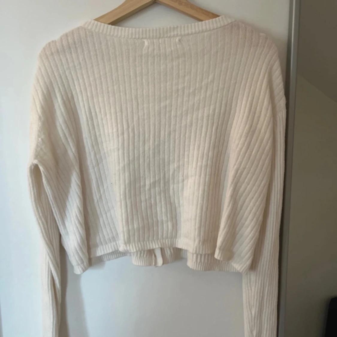 Ribbad beige kofta med knappar - 1