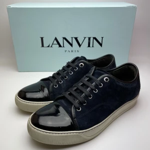 Lanvin skor  - Hej! Säljer nu dessa sjukt snygga lanvin skor. Skorna är i fint skick! Har ett begränsat antal boxar och dustbag! Hör gärna av dig vid frågor!