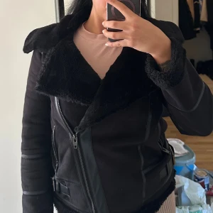 Fodrad jacka  - En supervarm och lyxig foder jacka med mocka på utsidan.