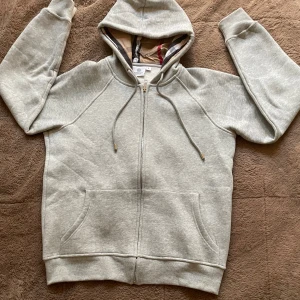 Burberry hoodie  - En Burberry hoodie med storlek large, seljer pga att den inte passar den kom ganska liten i storlek men är i princip ny använt 1/2 gånger men är inte riktigt nöjd med storlek.