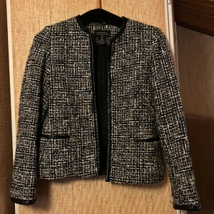 Rutig svartvit kavaj  - Snygg svartvit rutig kavaj från Jones New York Signature. 