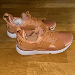 Puma sneakers i persikofärg - Puma sneakers i storlek 37. Persikofärgade. Använt vid 2 tillfällen. Finns i Stockholm. 