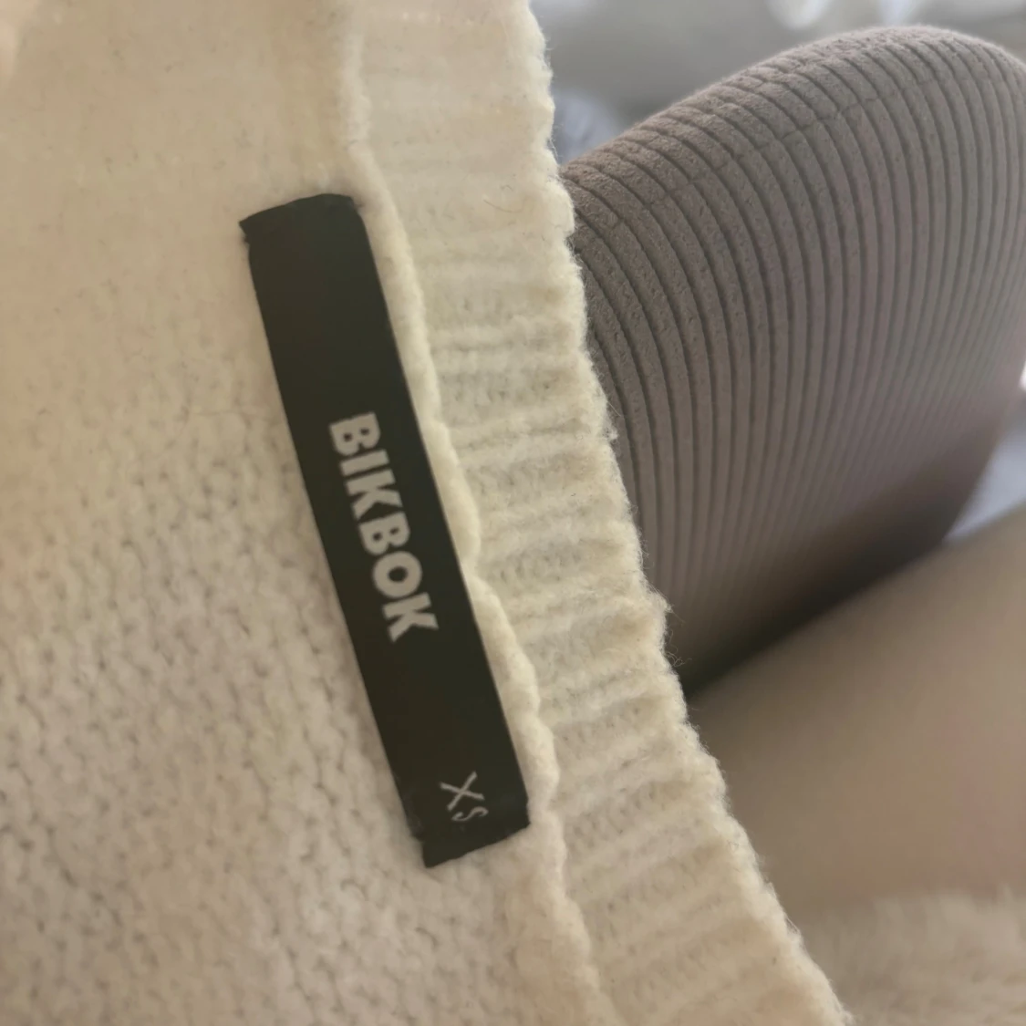 Vit stickad tröja från BikBok - 2