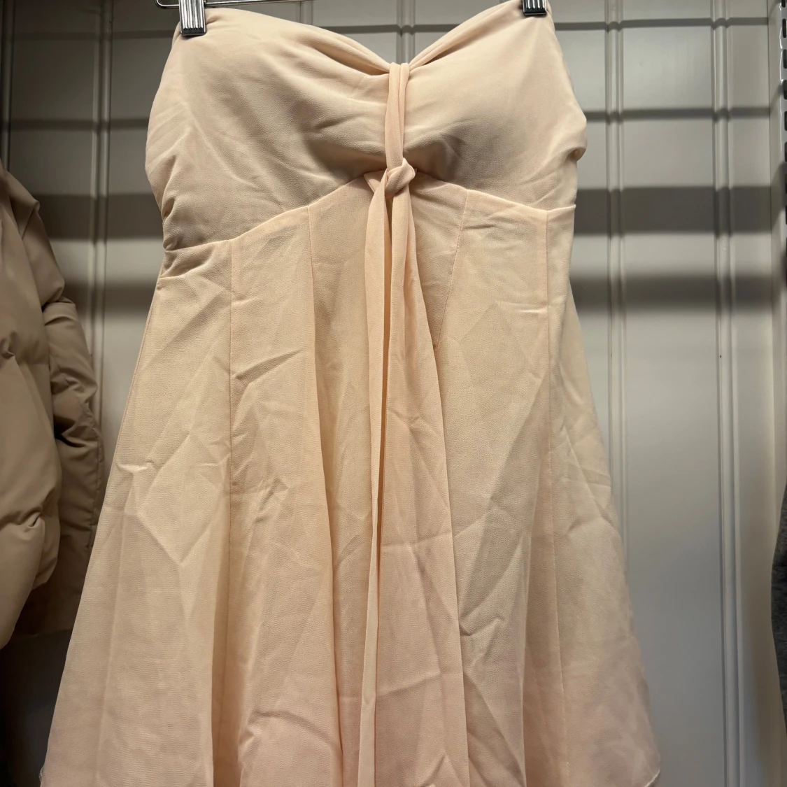 Champagnefärgad halterneckklänning Miss Rosier - 3