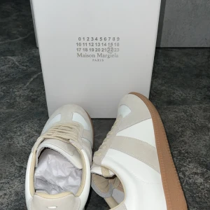 Maison Margiela sneakers beige/vit - Helt nya Maison Margiela sneakers i vitt och beige. Passa på å fynda till ett bra pris :) ( storlek 42)