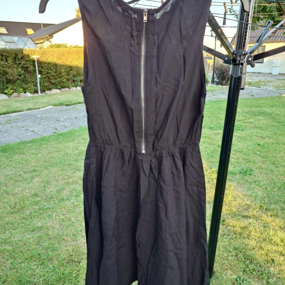 Svart ärmlös klänning från H&M Divided - 1