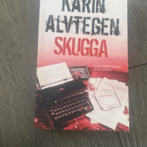 Skugga - En psykologisk thriller om framgång, mörka hemligheter och svek. Skugga är en prisbelönt roman som lockar med spänning, känslor och oväntade vändningar. Perfekt för dig som gillar djupa berättelser och vill ha en bok du inte kan släppa.