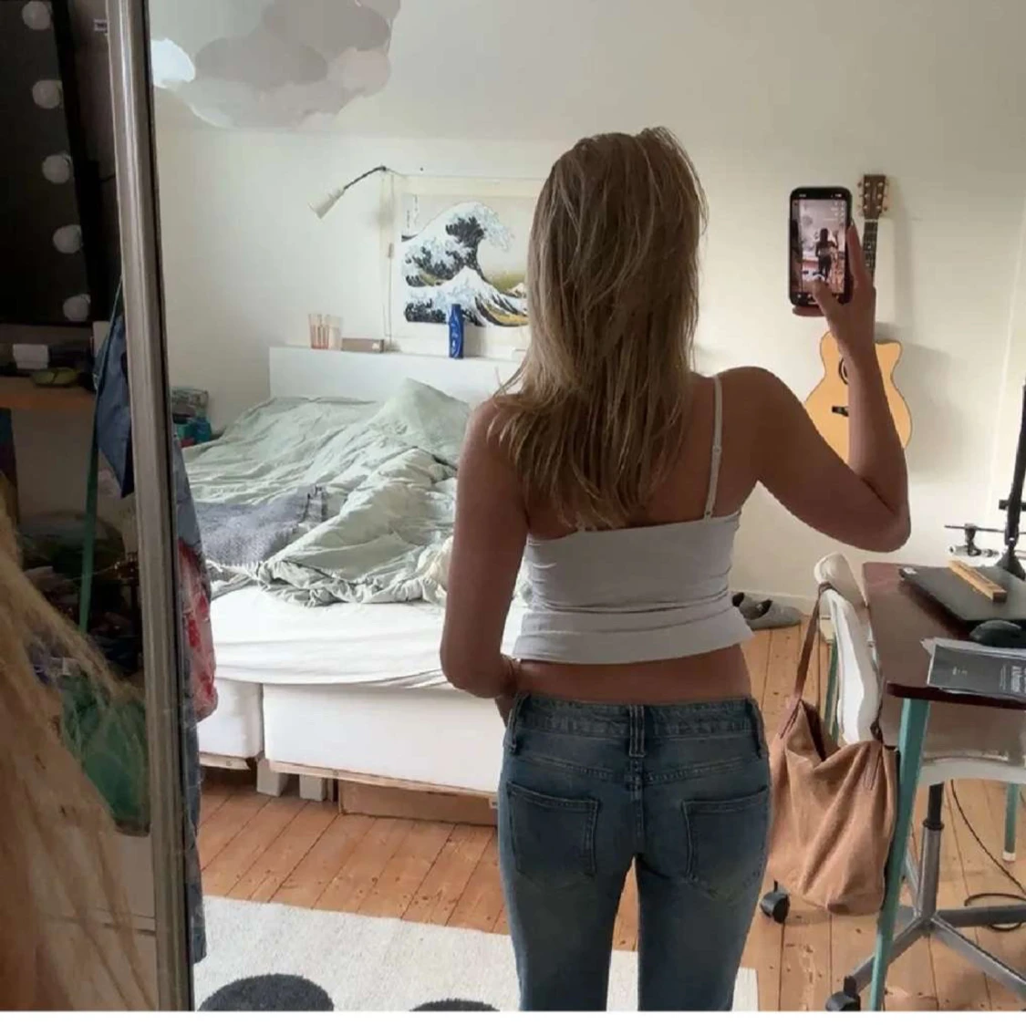 Blå bootcut jeans med slitning - 2