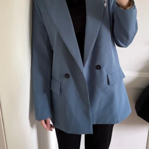 Blå kavaj - Blå dubbelknäppt kavaj aldrig använd. Oversized. 