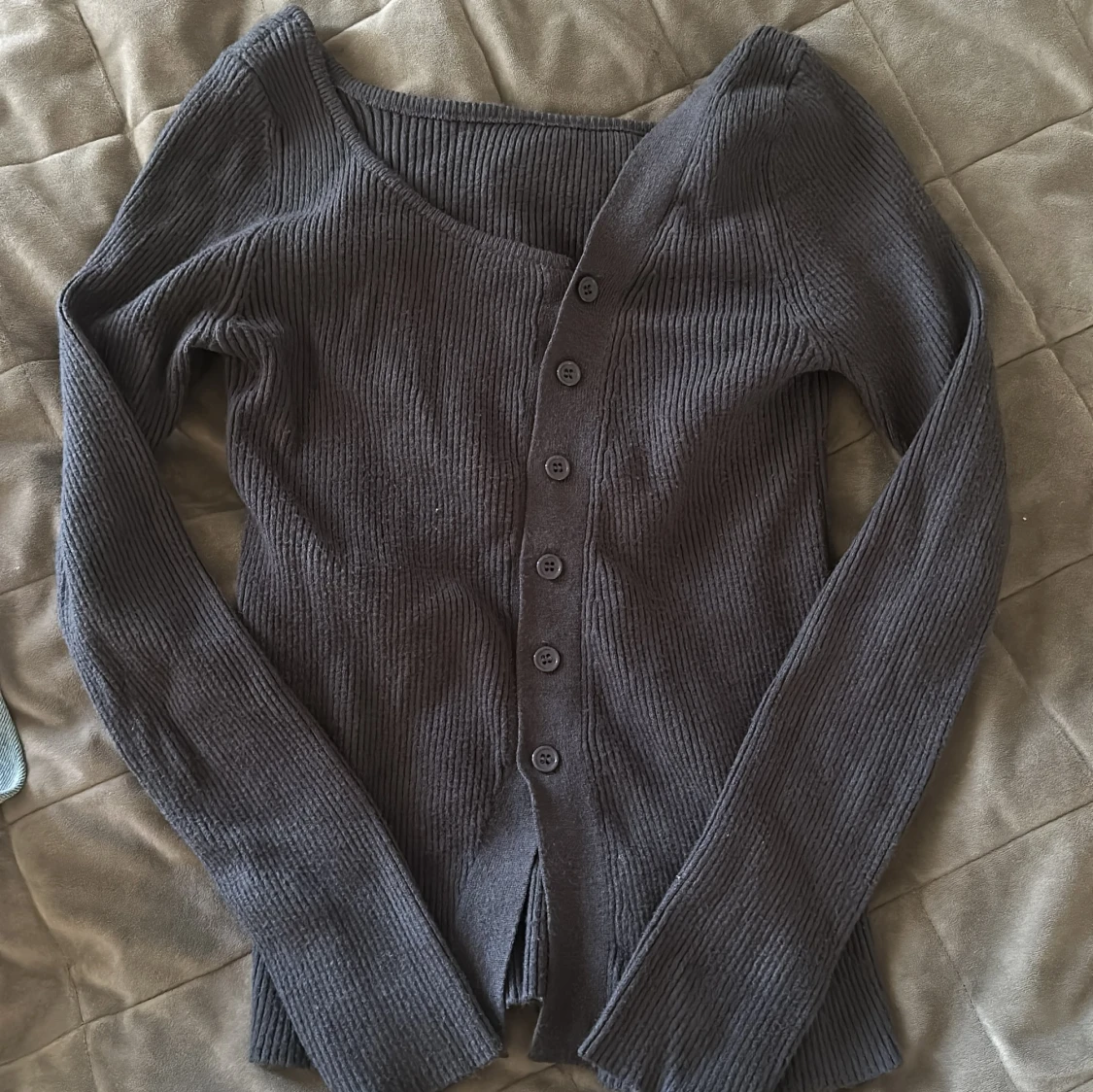 Mörkgrå ribbad topp med knappar - 2