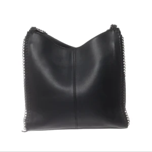 Svart axelväska med kedjedetaljer - Stilren svart axelväska i skinn med coola kedjedetaljer längs kanterna och som axelrem. Väskan har en mjuk, slät yta och en rymlig form som gör den perfekt för att bära med sig allt man behöver. Kedjorna ger en edgy vibe och gör väskan till ett statement.