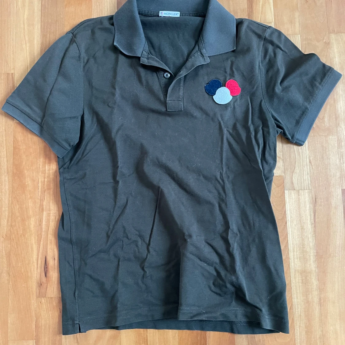 Svart Moncler pikétröja med brodyr